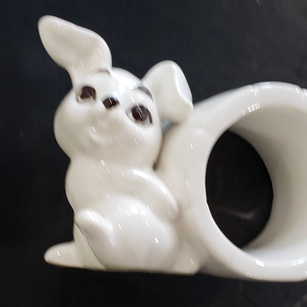 3 Vintage Schmid Japan Ceramic White EASTER Napkin Rings Rabbit Mouse Squirrel M - Picture 4 of 9